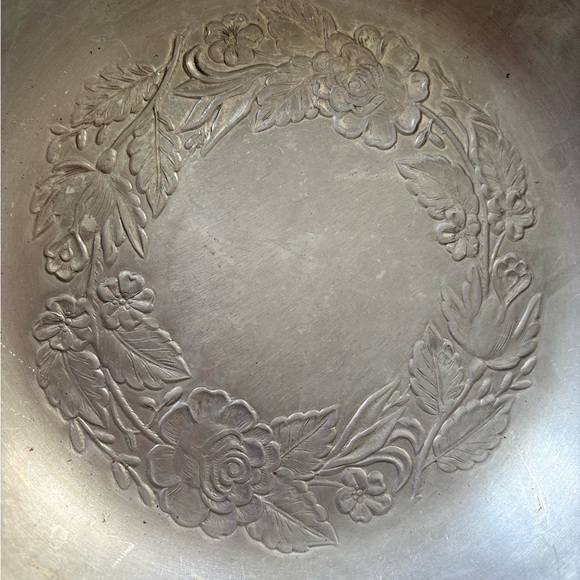 Everlast Forged Aluminum Floral Engraved Metal Baking Bowl - Picture 3 of 4